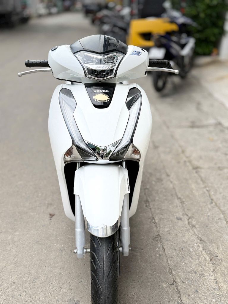 SH đèn led, 2019, máy 150, dán nilon, lốp theo xe. Mua bán Xe máy tại Quận Cầu Giấy Hà Nội được đăng bởi Em Nhung hình 1