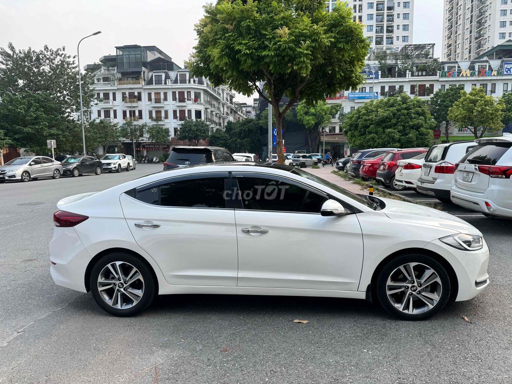 Hyundai Elantra 2.0AT 2018 белая