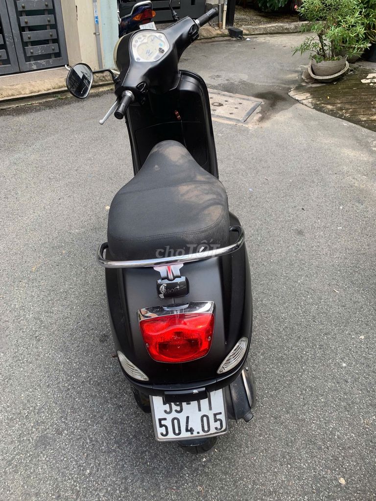 Черный скутер Vespa 125cc в хорошем состоянии, недорого
