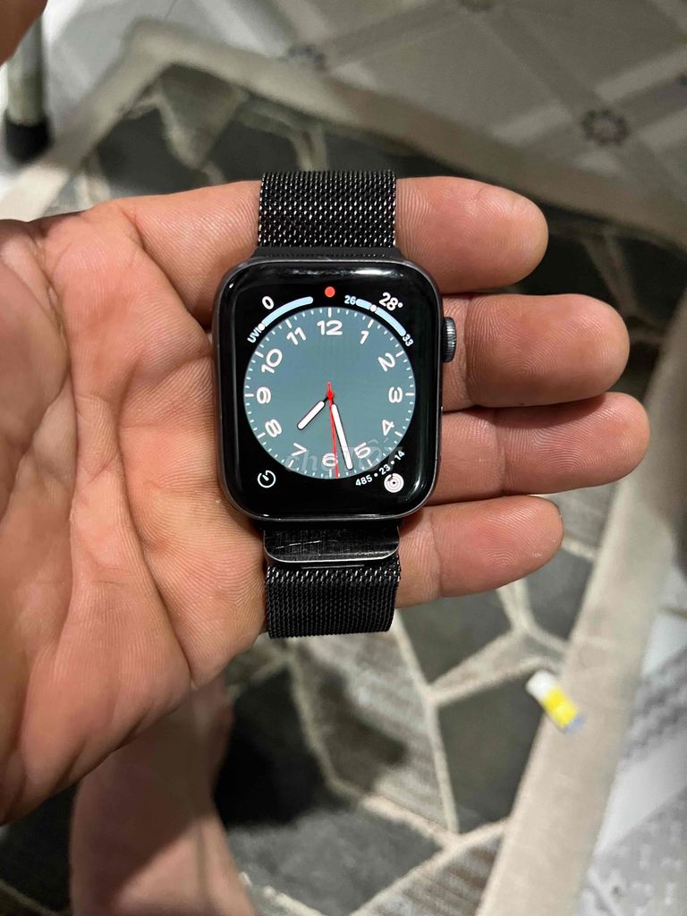 Apple Watch Series 5 LTE cần giao lưu Samsung Watc
