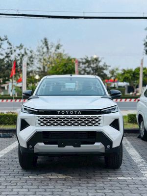 Toyota Hilux 2.8AT Pro - Tặng Bảo hiểm Thân Xe