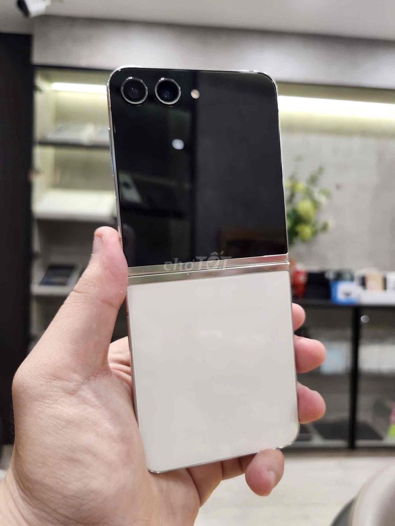 Samsung Galaxy Z Flip5 12/256GB White Like New 99%. Mua bán Điện thoại tại Quận 8 Tp Hồ Chí Minh được đăng bởi TRƯỜNG MOBILE  hình 1