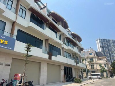 Cho thuê nhà phố 3 tầng 1 tum. Eysia Complex. Ưu tiên HĐ lâu dài.