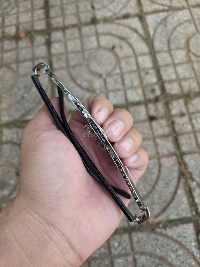 Kính râm Louis Vuitton Khói Unisex. Mua bán Phụ kiện thời trang khác tại Huyện Nhơn Trạch Đồng Nai được đăng bởi Túi Si Ngọc Khánh  hình 1