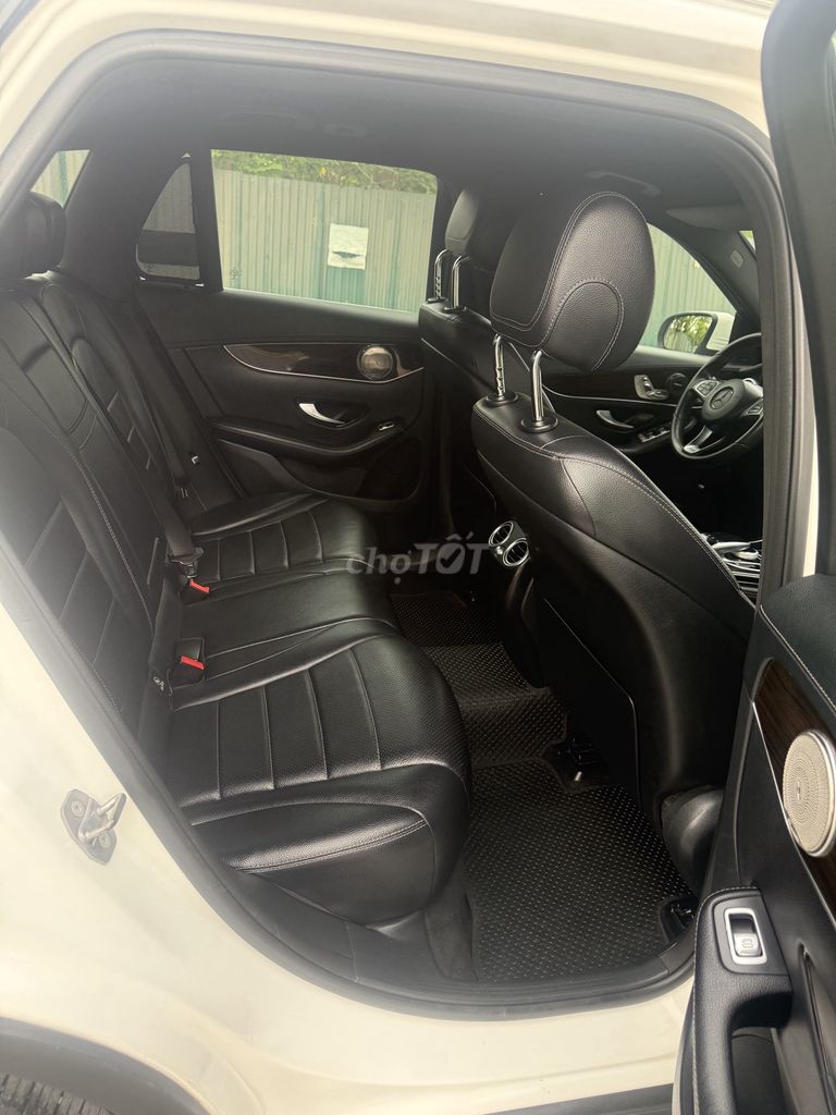 Mercedes-Benz GLC 200 2018 Белый 80 тыс. км