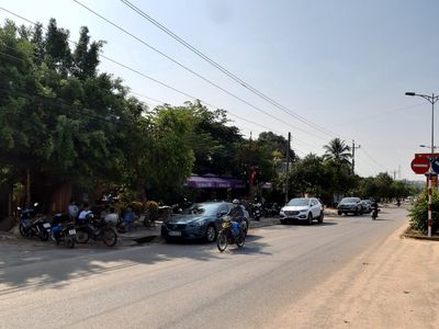 CHO THUÊ MẶT BẰNG SÂN VƯỜN KINH DOANH, VỊ TRÍ ĐẸP. Cho thuê văn phòng, mặt bằng kinh doanh tại Huyện Đức Linh Bình Thuận được đăng bởi Lee Long