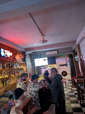 Tuyển nhân viên nữ phục vụ