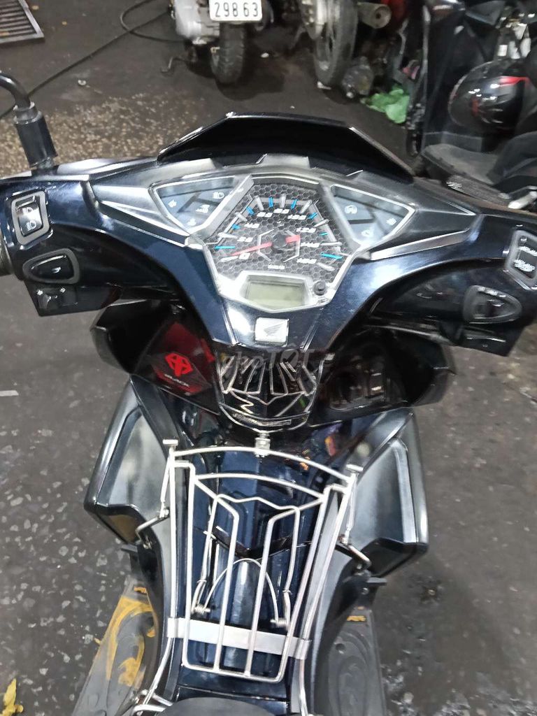 Xe nhãn hiệu Honda là xe tay ga màu đen. Mua bán Xe máy tại Quận Bình Tân Tp Hồ Chí Minh được đăng bởi phuc hình 1