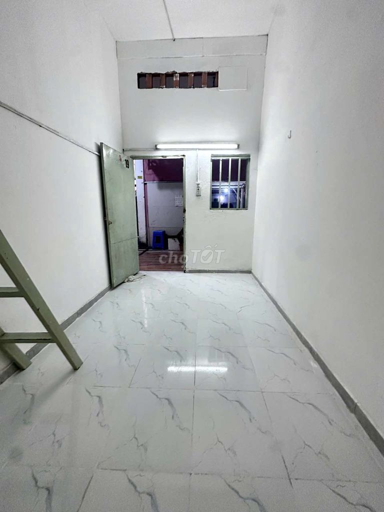 Phòng trệt gác cao, cách ĐH Văn Hiến 500m, BV Tân Phú 1km