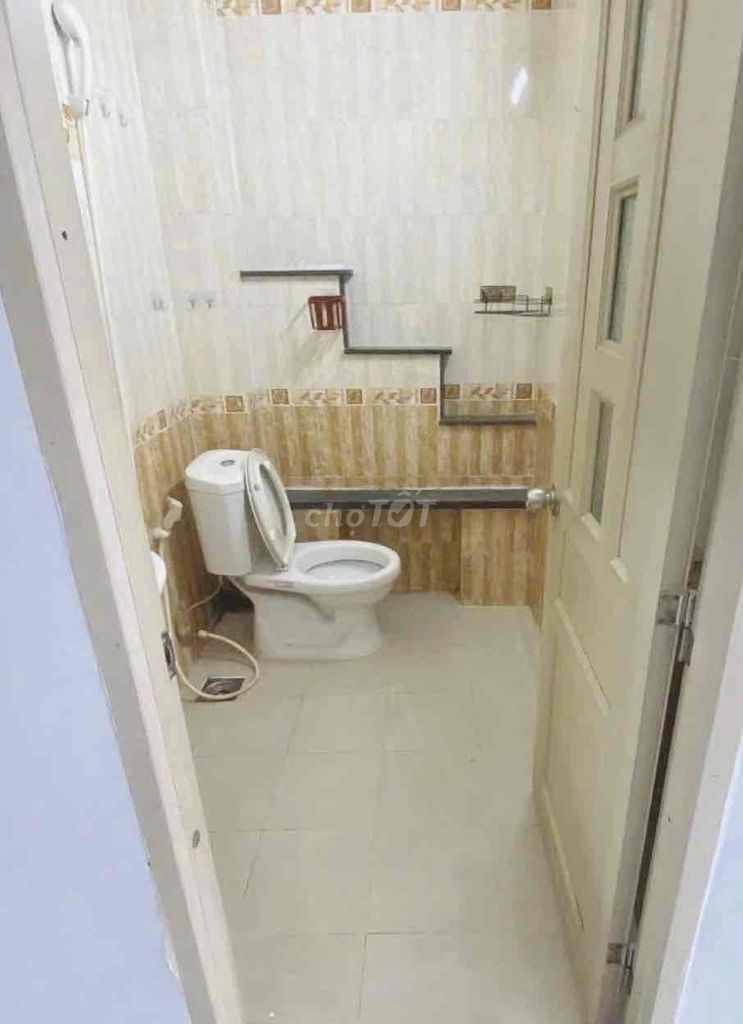 Уютный дом, рядом с 1 округом и рынком Нго Тат То, 1 этаж, антресоль, 2 спальни, 2 санузла