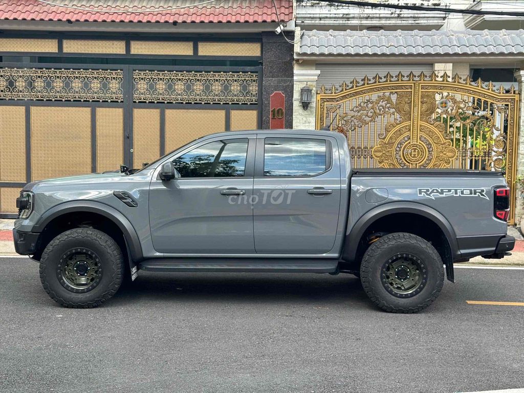 Ford Raptor 2024 тюнинг красивый автомобиль продается в дилерском центре Ford
