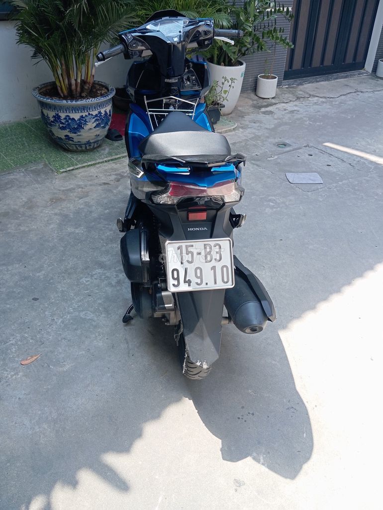 Синий скутер Honda Air Blade 2019