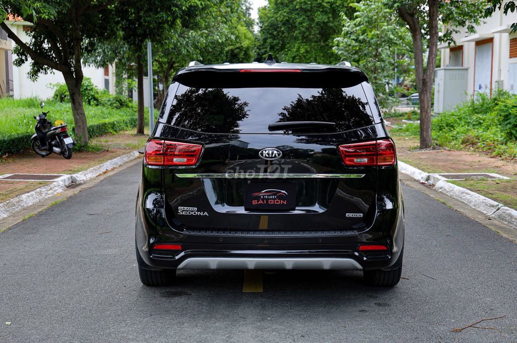 Kia Sedona 2019 90 000 км Черный