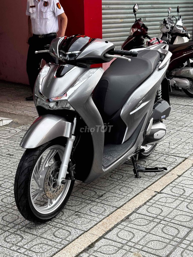 Honda SH 125i 2025 Титановый серый супер пробег