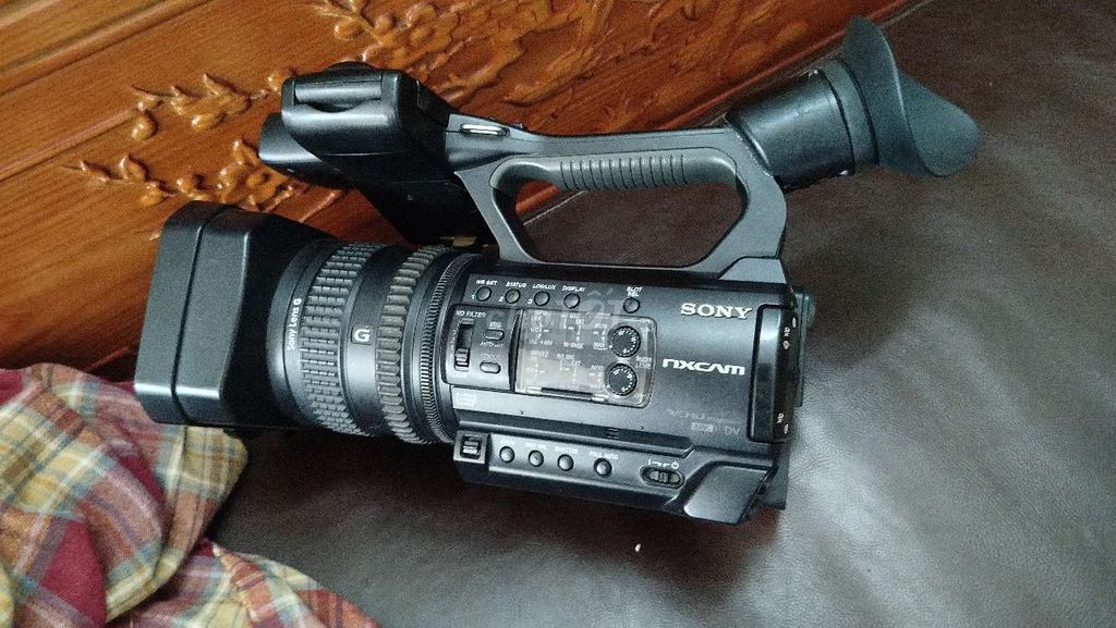 Máy quay Sony NX100 Đen đã sử dụng kèm pin sạc. Mua bán Máy ảnh, Máy quay tại Quận Hoàng Mai Hà Nội được đăng bởi Tuan Luu Camera hình 1