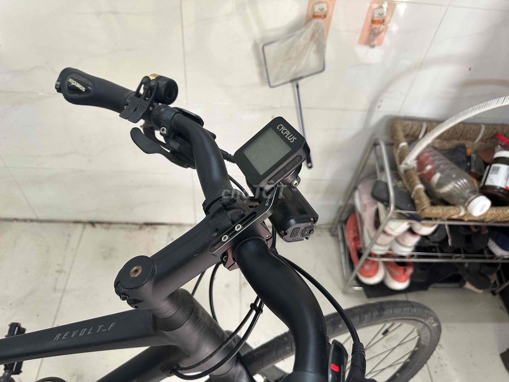 Xe đạp thể thao Giant Revolt F1 Đen size M. Mua bán Xe đạp tại Quận 6 Tp Hồ Chí Minh được đăng bởi Luật Nguyễn hình 2