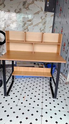 B làm việc có kèm kệ để sách tiện gọn gàng. Mua bán Bàn ghế tại Quận Hoàn Kiếm Hà Nội được đăng bởi MAI TRANG STORE