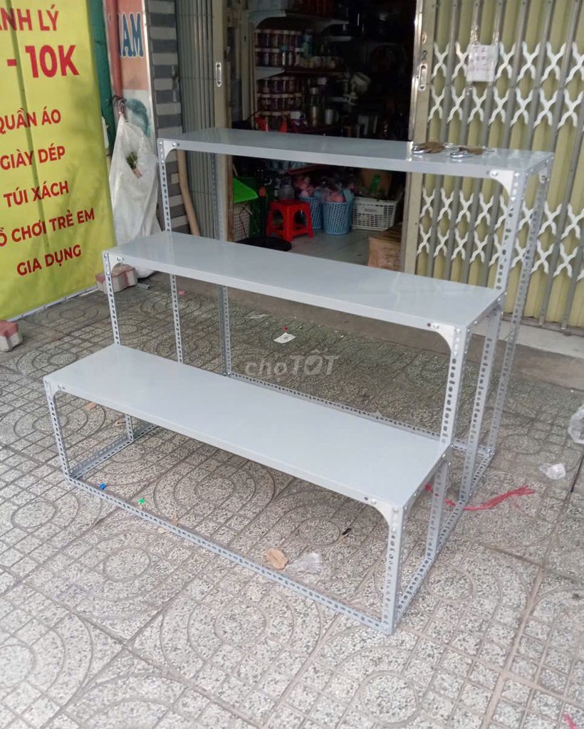 Kệ bậc thang 3 tầng. Kích thước: 100x90x100. Mua bán Tủ, kệ gia đình tại Quận Bình Tân Tp Hồ Chí Minh được đăng bởi Kệ Thép V Lỗ Đa Năng hình 1