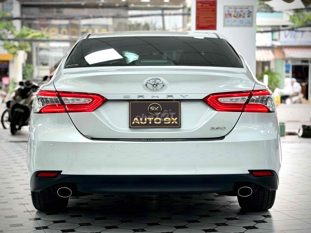 Toyota Camry 2.5Q 2021 Перламутрово-белый 13.000 км