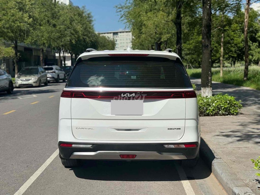 Kia Carnival Signature 2022 Trắng 8 chỗ 85000 km