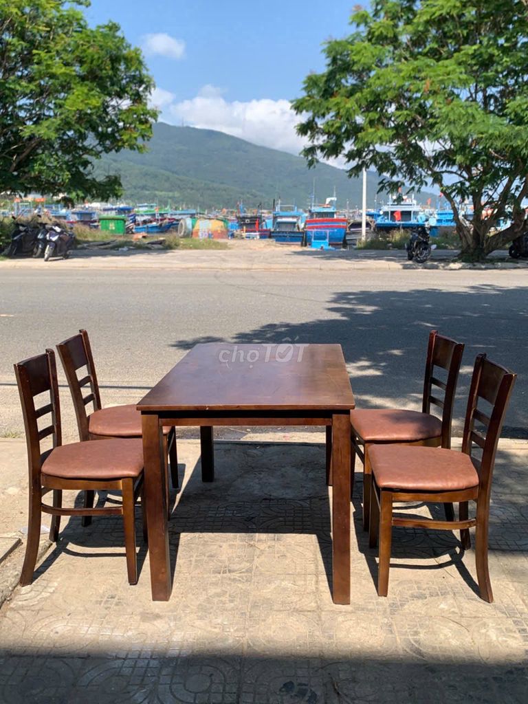 Bộ bàn ăn gỗ 4 ghế màu Nâu. Dịch vụ dọn dẹp nhà tại Quận Sơn Trà Đà Nẵng được đăng bởi Thế Giới Đồ Cũ Đà Nẵng hình 1