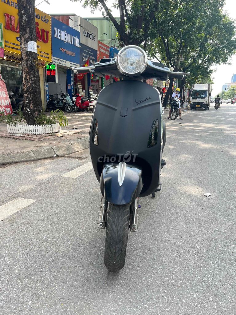 Xe điện Vespa Roma đen nhám