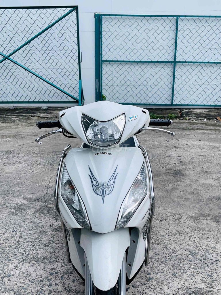 Белый владелец Honda Vision 2014
