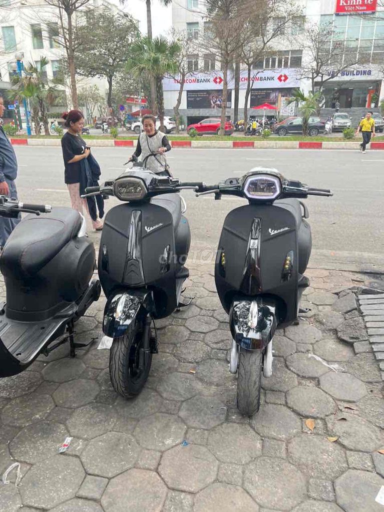 Xe điện Vespa đen nhám đèn vuông đầy đủ giấy tờ. Mua bán Xe điện tại Quận Cầu Giấy Hà Nội được đăng bởi Xe Điện Uy Tín  hình 4