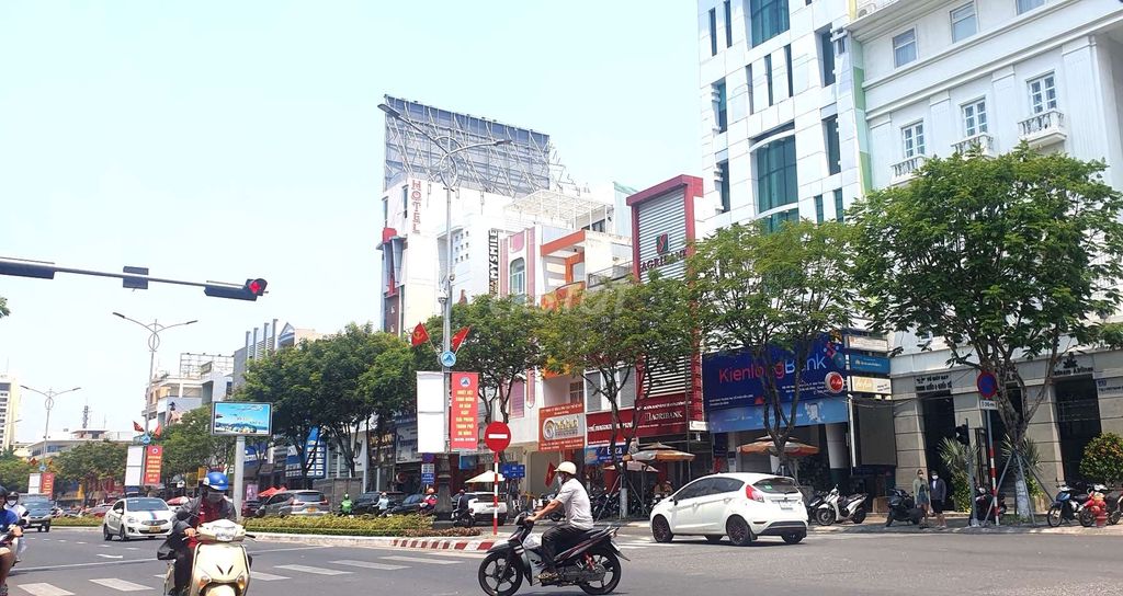 Tòa nhà đường Nguyễn Văn Linh ( 8 tầng, 1 hầm )