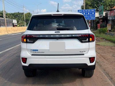 Ford Everest Titanium 2 cầu 2023 Trắng 30000 km
