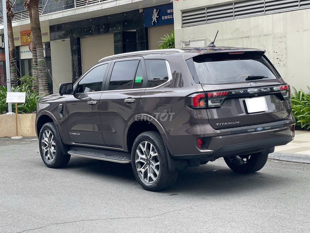 Ford Everest Titanium 4x2 AT 2024 - 5600 km. Mua bán Ô tô tại Quận Phú Nhuận Tp Hồ Chí Minh được đăng bởi Trần Hoàng Long hình 9
