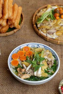 Q1- Tuyển phụ bếp đi làm luôn