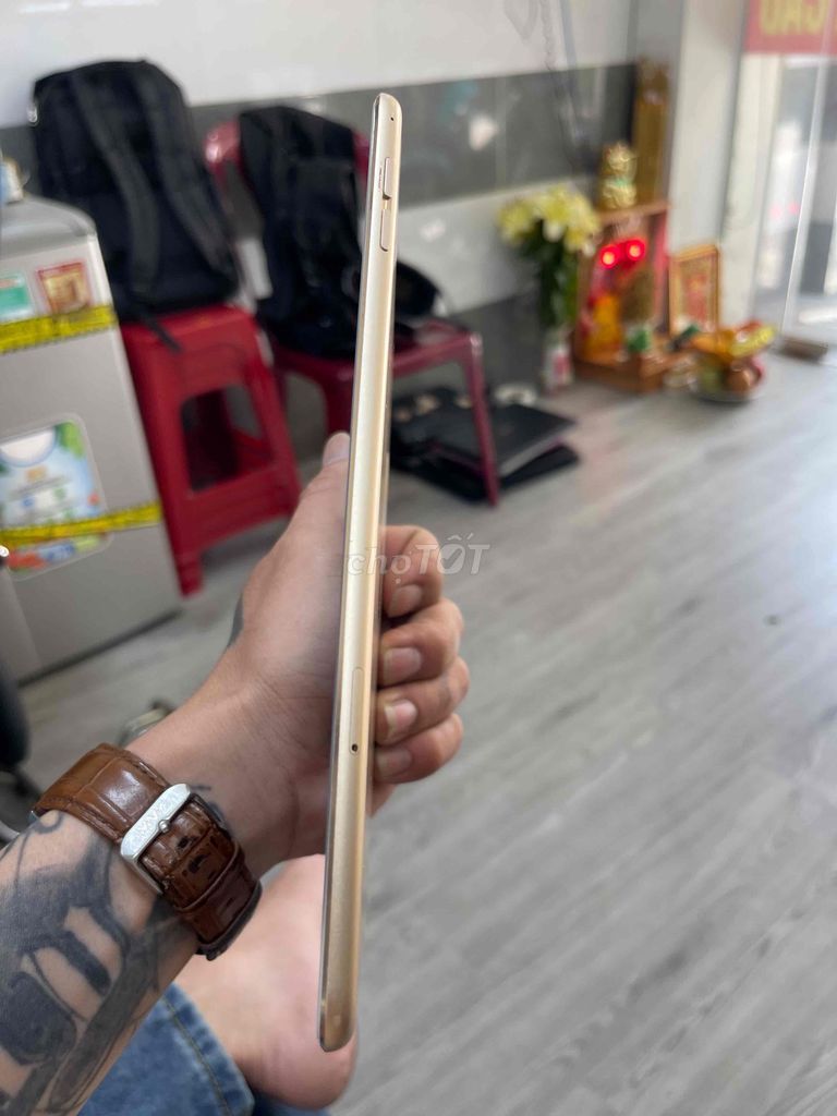 Apple iPad mini 4 64GB Vàng. Mua bán Máy tính bảng tại Quận 12 Tp Hồ Chí Minh được đăng bởi Vinh Nguyễn  hình 1
