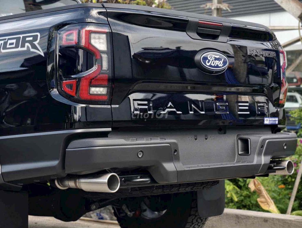 Ford Raptor V6 giảm giá kèm quà tặng