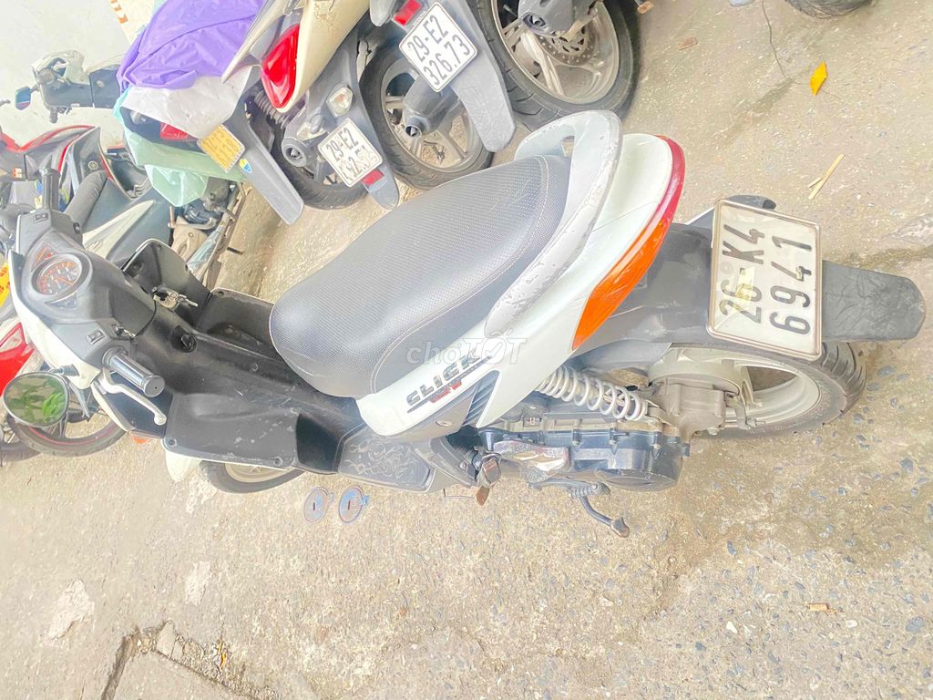 HN cần bán click trắng 2009. Mua bán Xe máy tại Quận Đống Đa Hà Nội được đăng bởi phạm dũng hình 3