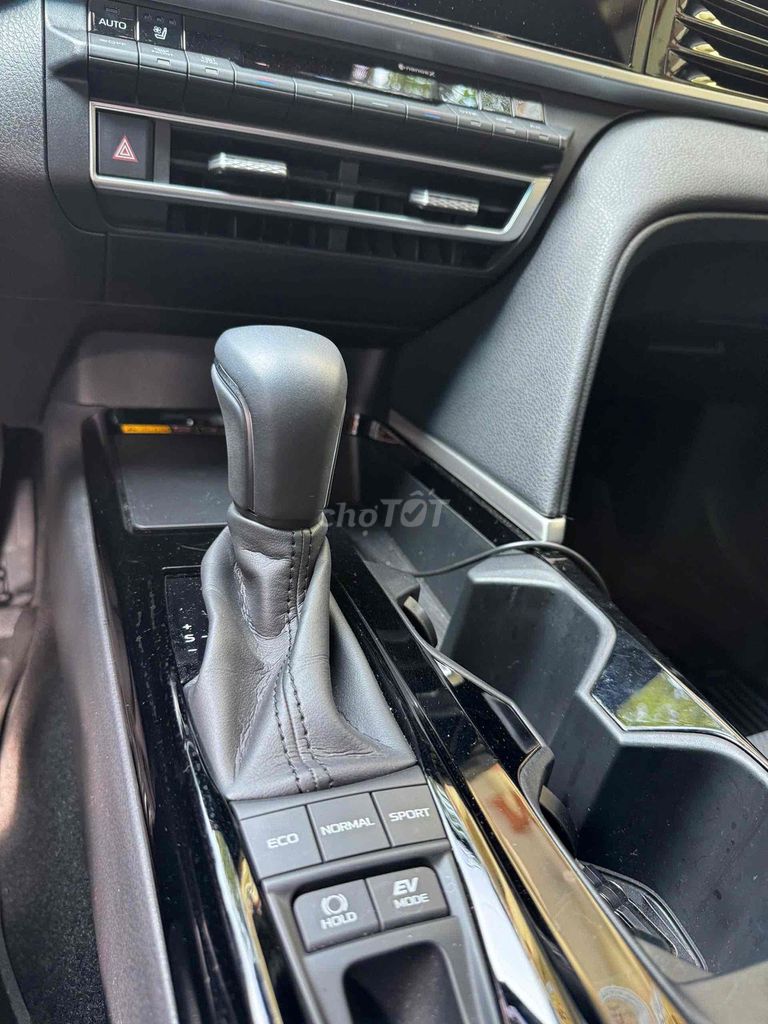 Toyota Camry 2025 2.5HV (Hybrid) - 8000 km. Mua bán Ô tô tại Thành phố Biên Hòa Đồng Nai được đăng bởi Phạm Đức hình 8