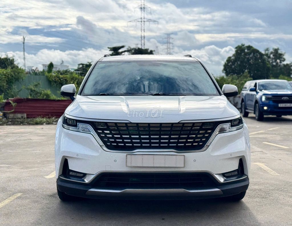 Kia Carnival Premium 2022 белый 67000 км