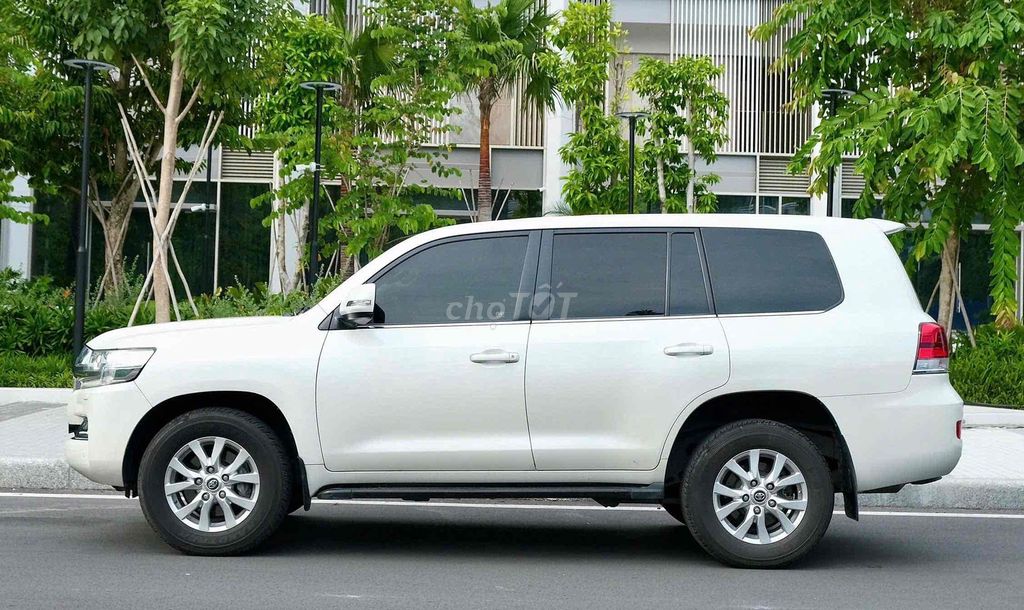 Toyota Land Cruiser 4.6 V8 2020 Белый, дилерский