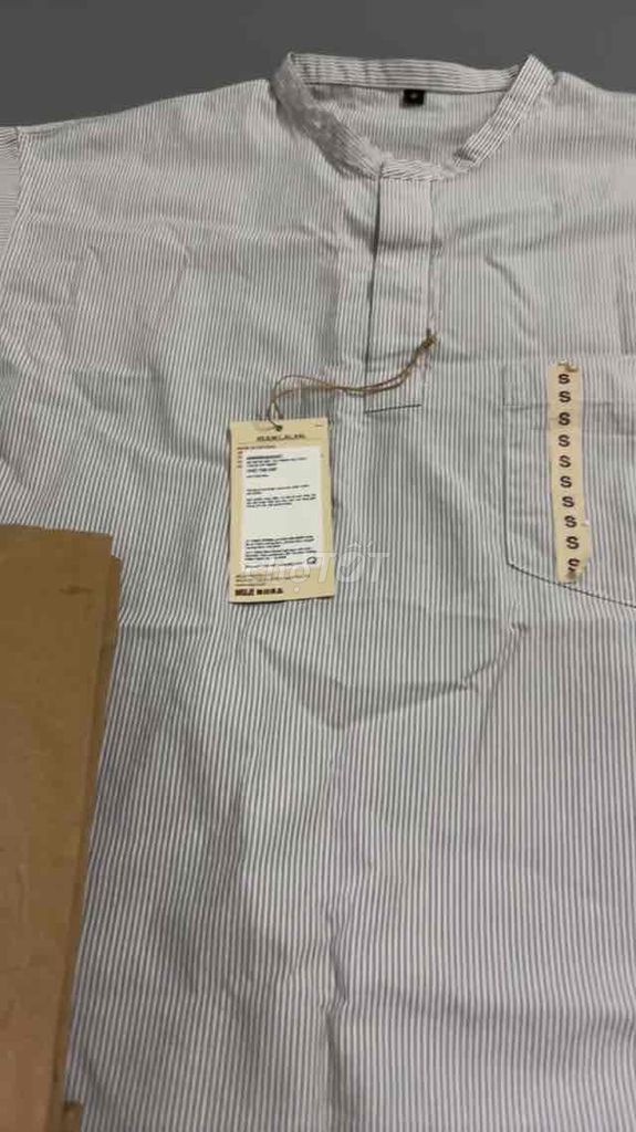 Áo sơ mi MUJI cotton, màu xám trắng chưa mặc bao h. Mua bán Quần áo tại Quận 7 Tp Hồ Chí Minh được đăng bởi Amy hình 3