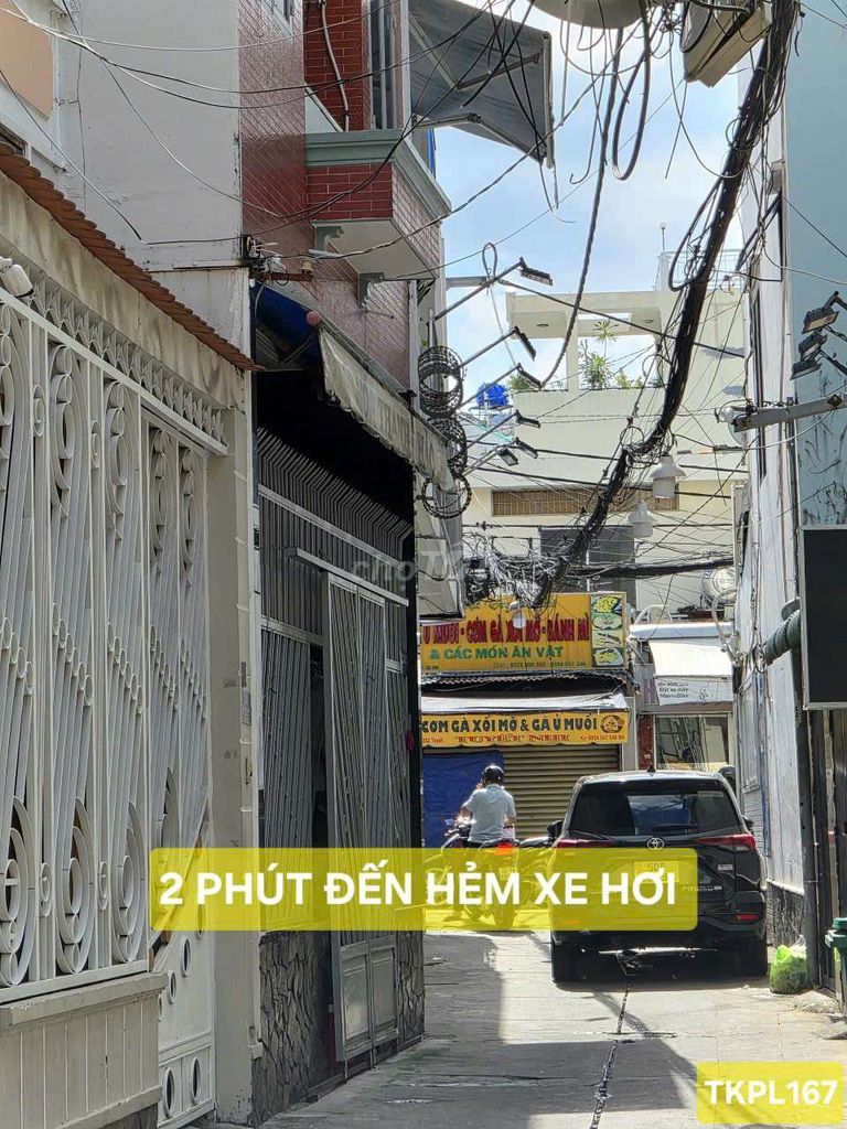 БУЙ ТАЙ СЮАНЬ НА РЫНКЕ ФАМ ВАН ХАЙ, В ЛЕ ВАН СЕ МЕНЬШЕ ТРЕХ ЛИСТЬЕВ ЧЕСНОКА