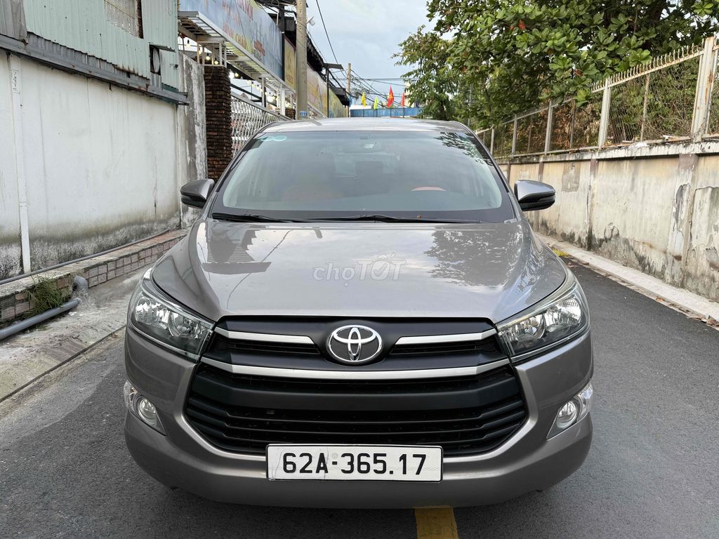 Toyota Innova 2020 màu vàng cát Full đồ chơi