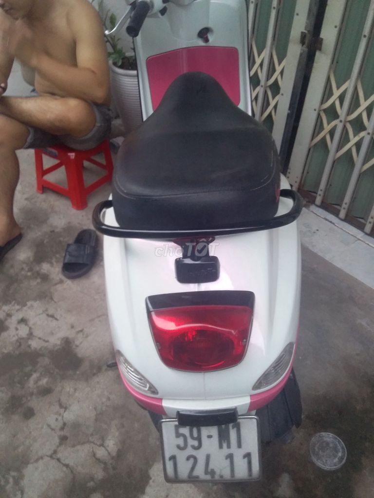 Xe máy Piaggio Vespa màu trắng hồng số tự động. Mua bán Xe máy tại Thành phố Thuận An Bình Dương được đăng bởi Tên chưa cung cấp hình 1