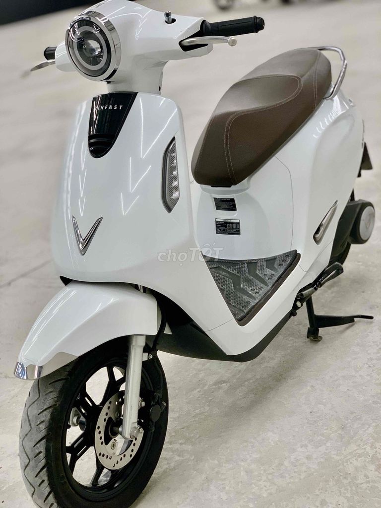 Электромотоцикл VinFast EVO 200 2023 белый, покупка аккумулятора