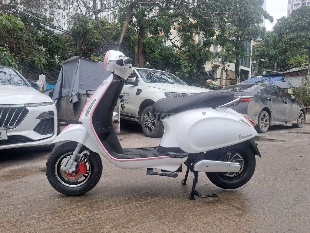 Bán xe điện Vespa màu trắng