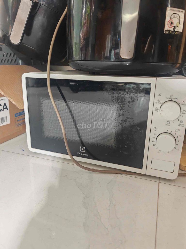 Lò vi sóng Electrolux Trắng nhiều chức năng. Mua bán Bếp, lò, đồ điện nhà bếp tại Thành phố Qui Nhơn Bình Định được đăng bởi Quy Nguyen Dinh hình 1
