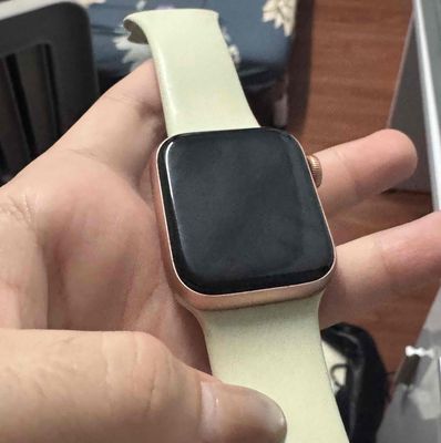 Apple Watch Series 4 40mm hồng. Mua bán Thiết bị đeo thông minh tại Quận 7 Tp Hồ Chí Minh được đăng bởi Nguyen Ngoc Ngan