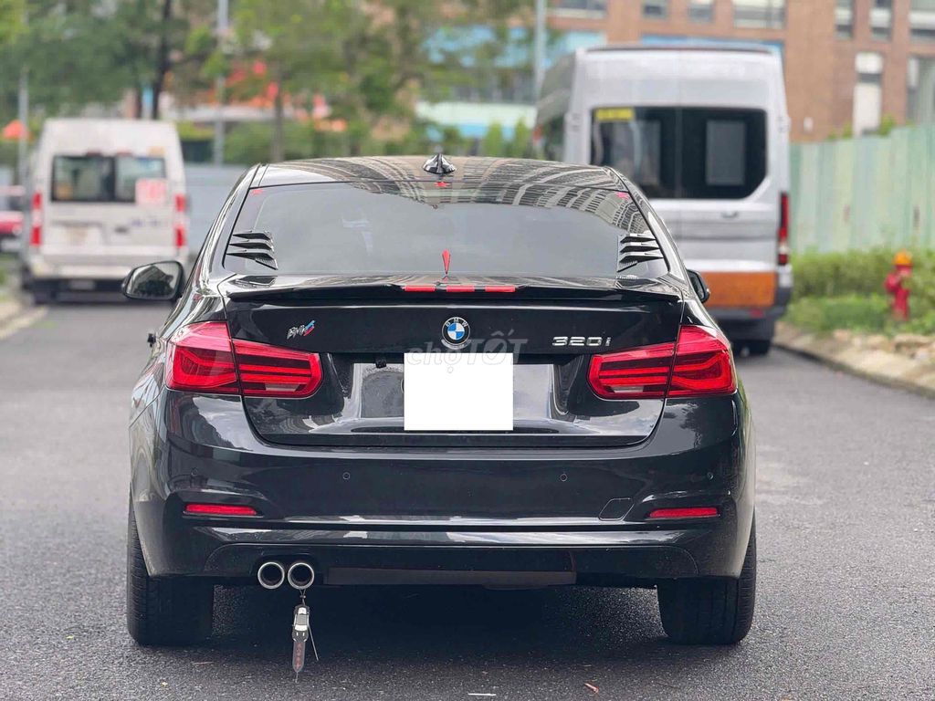 BMW 320i model 2016 màu đen siêu hời. Mua bán Ô tô tại Quận Cầu Giấy Hà Nội được đăng bởi Cao Quý hình 4