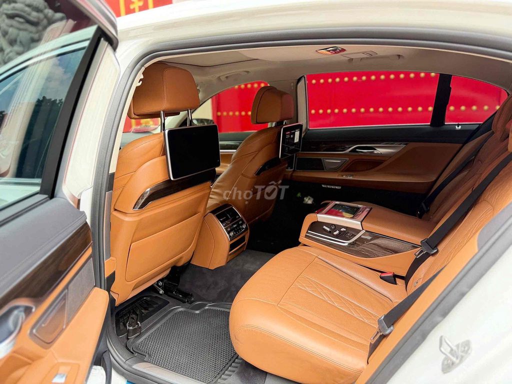 BMW 740Li 2015 белый 5 мест
