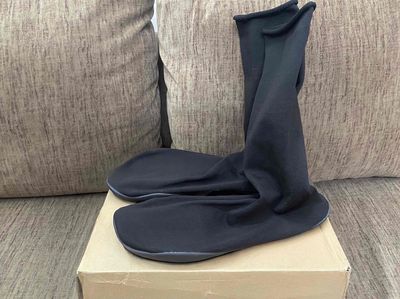 Yeezy Pods Black. Mua bán Giày dép tại Quận Long Biên Hà Nội được đăng bởi Minh