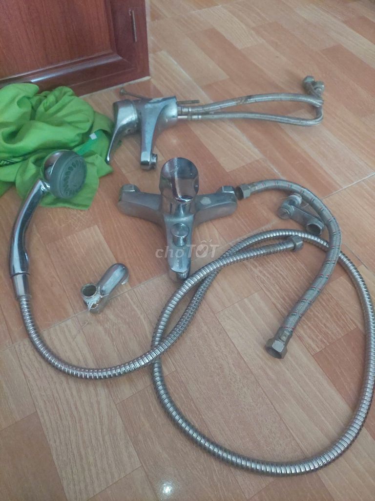 Vòi tắm nóng lạnh kim loại bạc. Mua bán Thiết bị vệ sinh, nhà tắm tại Thành phố Thủ Đức Tp Hồ Chí Minh được đăng bởi Ngoc chau Phan le hình 1
